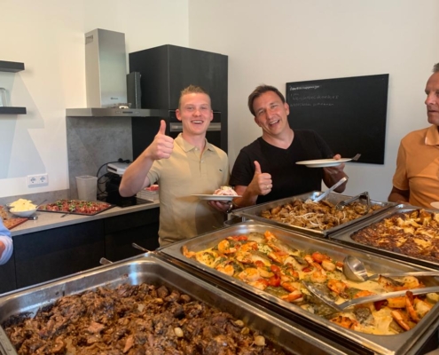 Een koud en warm buffet tijdens het bedrijfsbezoek van businessclub Almkerk