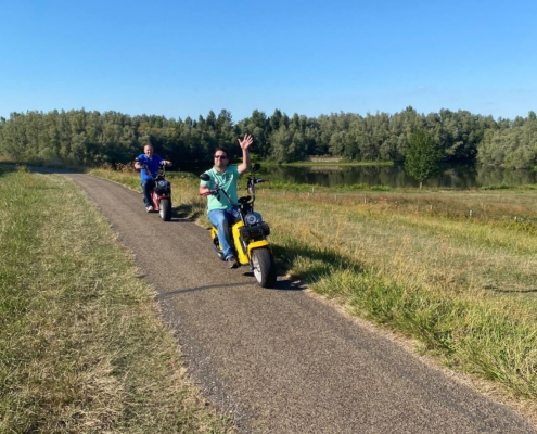 Twee mannen op een e-bike in de natuur tijdens activiteit van Business Club Almkerk