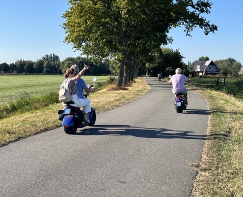 Leden van Business Club Almkerk op de e-scooter