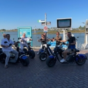 Business Club Almkerk op elektrische scooters tijdens activiteit