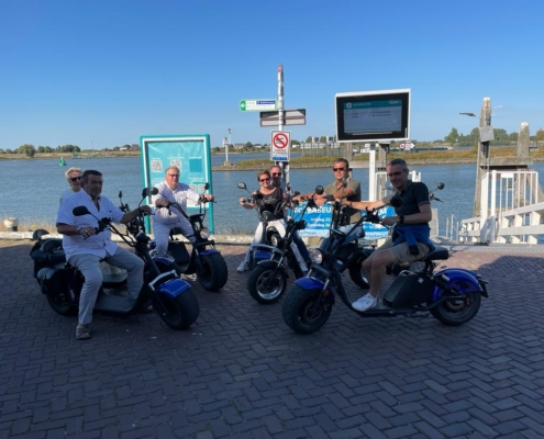 Business Club Almkerk op elektrische scooters tijdens activiteit